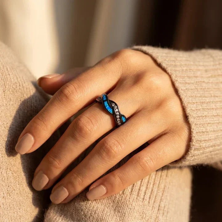 Verloofring in zilver met gedraaide zetting
