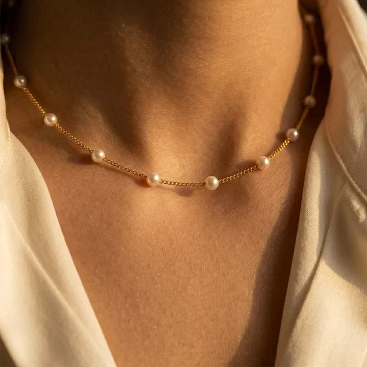 Collier met een ketting van verspreide parels in goud